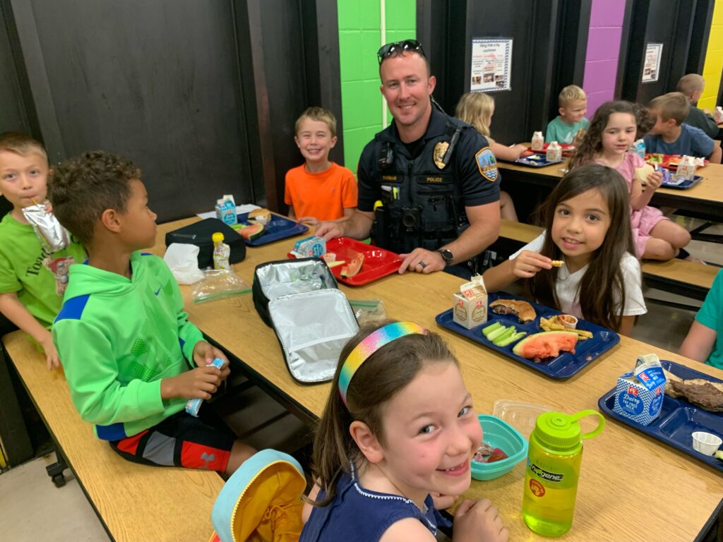 Officer eating lunch with students