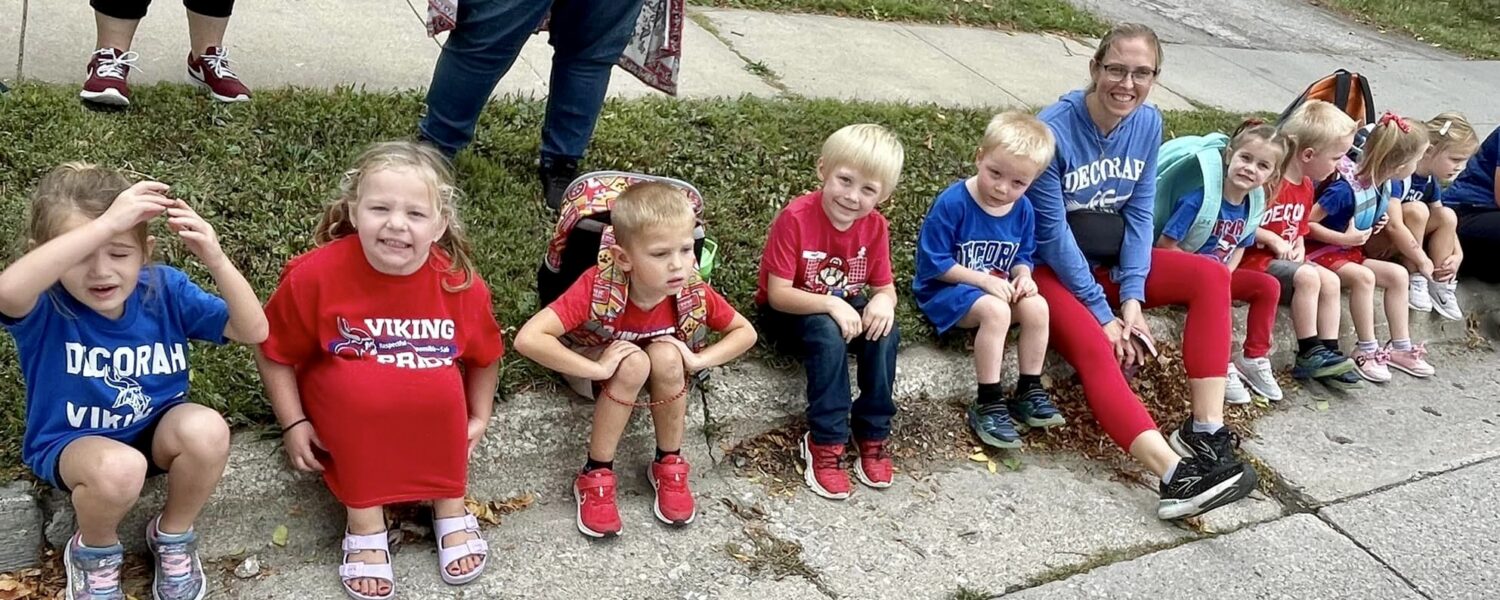 Preschoolers watching the homecoming parade